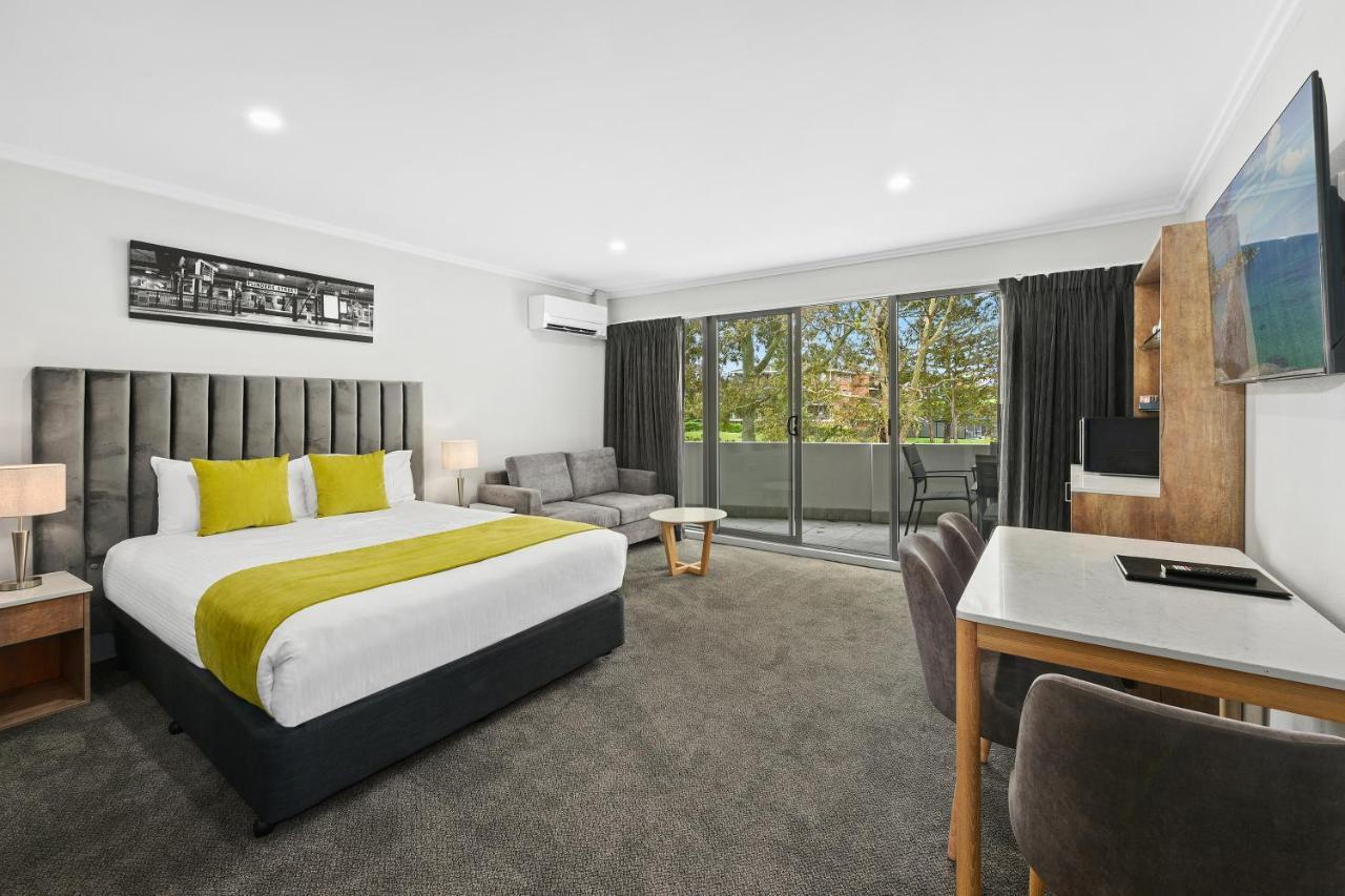 Palm Court Motor Inn Порт-Маккуори Экстерьер фото