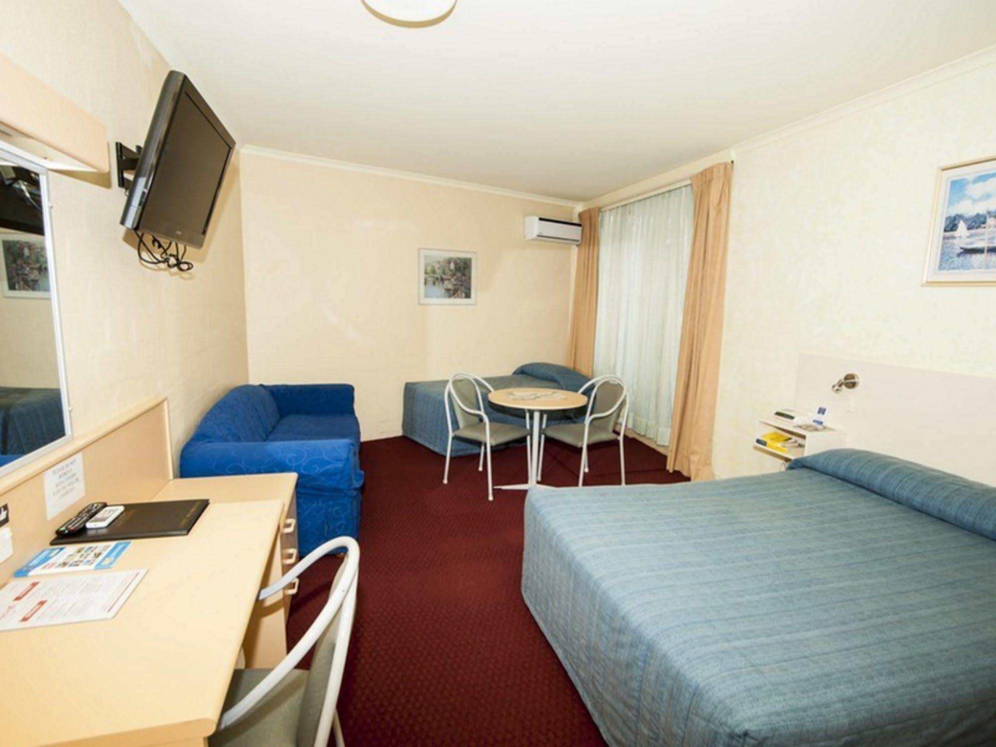 Palm Court Motor Inn Порт-Маккуори Экстерьер фото
