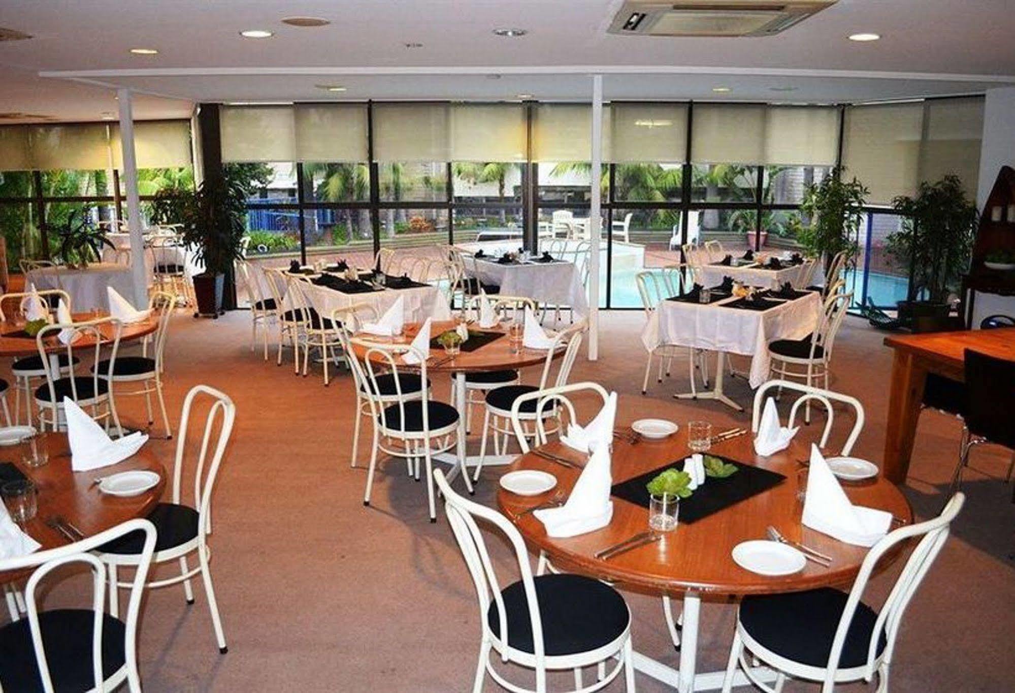 Palm Court Motor Inn Порт-Маккуори Экстерьер фото