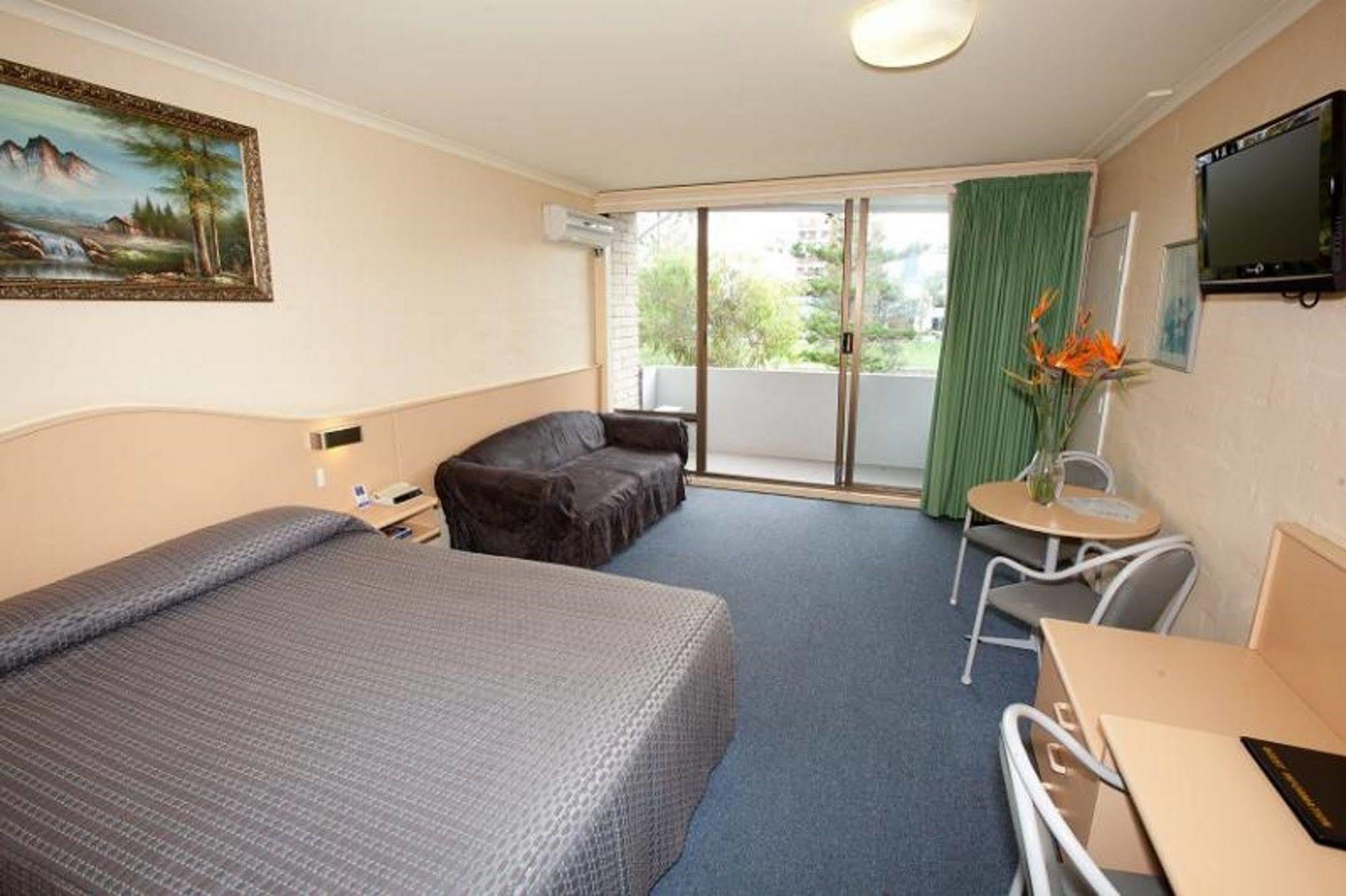 Palm Court Motor Inn Порт-Маккуори Экстерьер фото